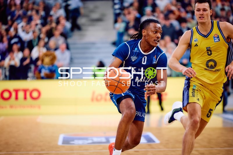 Intensives Dribbling im Spiel zwischen Heidelberg und Berlin