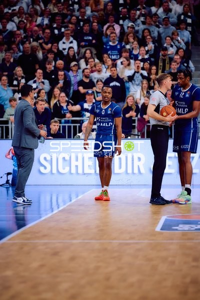 Spieler diskutieren mit Schiedsrichter