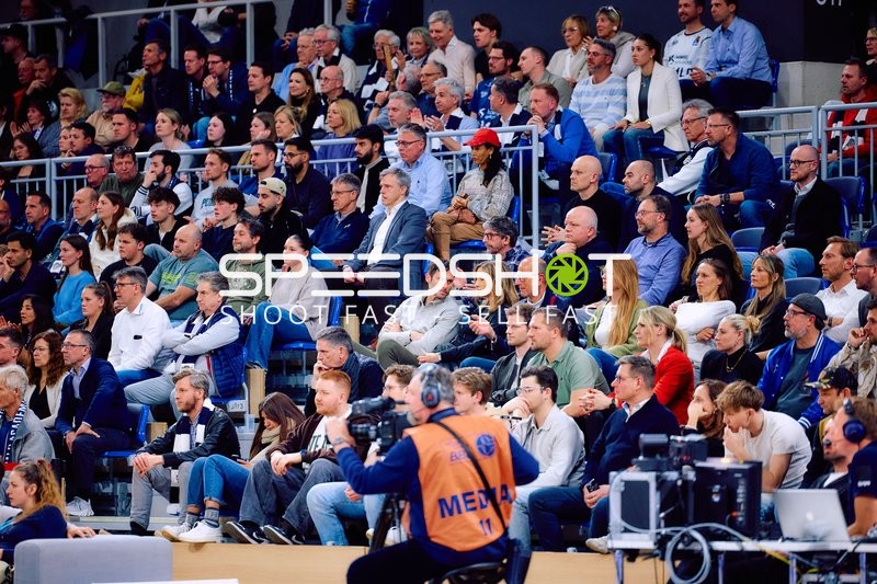 Volle Zuschauerränge im SNP Dome