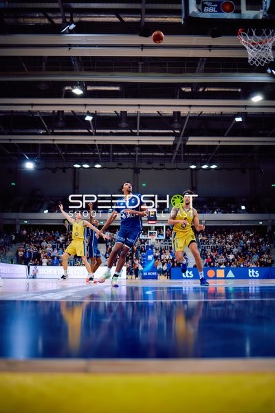 Spieler wirft zum Korb