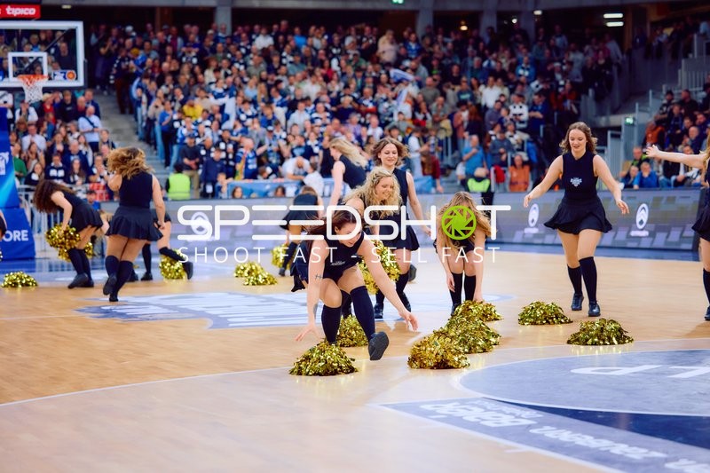 Cheerleader-Tanz beim Basketballspiel