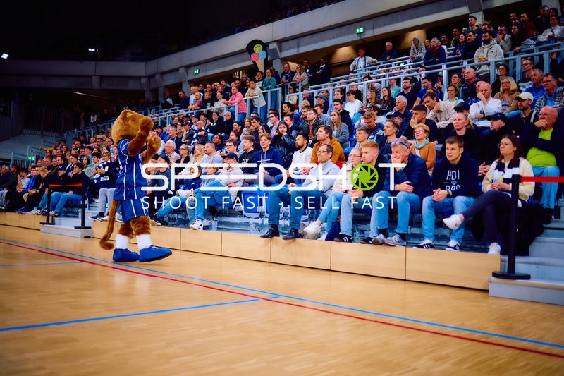 Maskottchen ACCY unterhält die Zuschauer