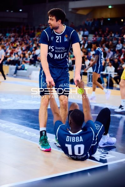 Mateo Šerić (21, MLP Academics Heidelberg) hilft Bakary Dibba (10, MLP Academics Heidelberg)