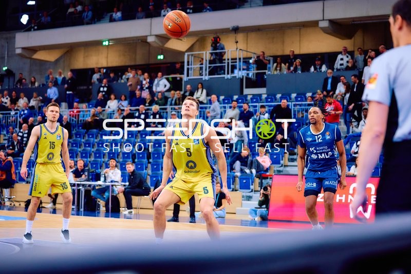 Wurf während des Spiels im SNP Dome