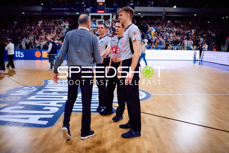 Schiedsrichterbesprechung auf dem Spielfeld