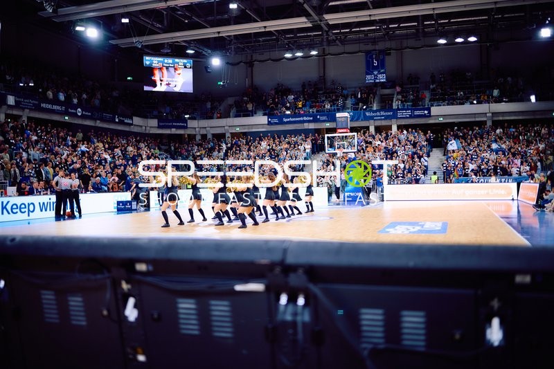 Cheerleading-Performance während der Pause