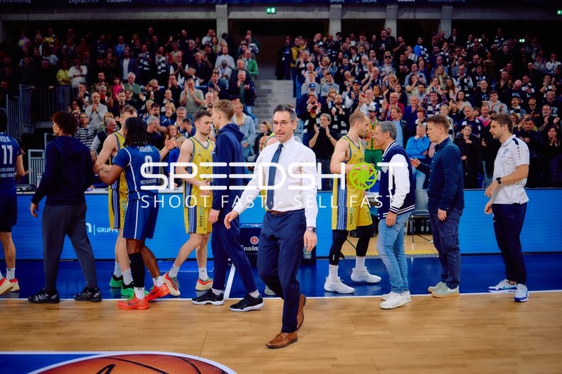 Spieler beim Handshake während einer Pause