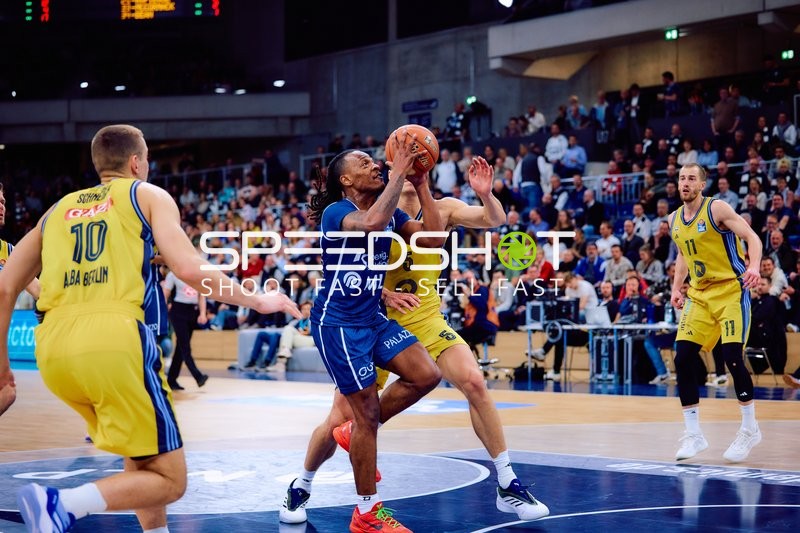 Matt Thomas im Abwehrkampf gegen MLP Academics