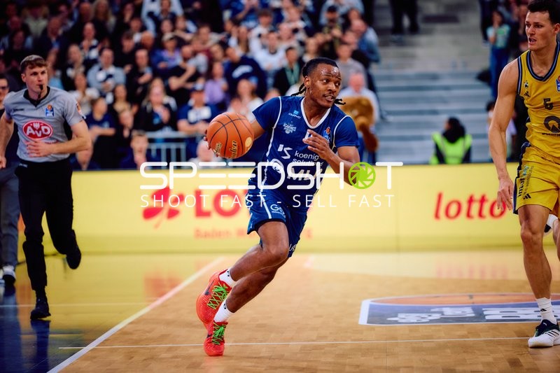 Josia Gentischer (6, MLP Academics Heidelberg) mit Ball