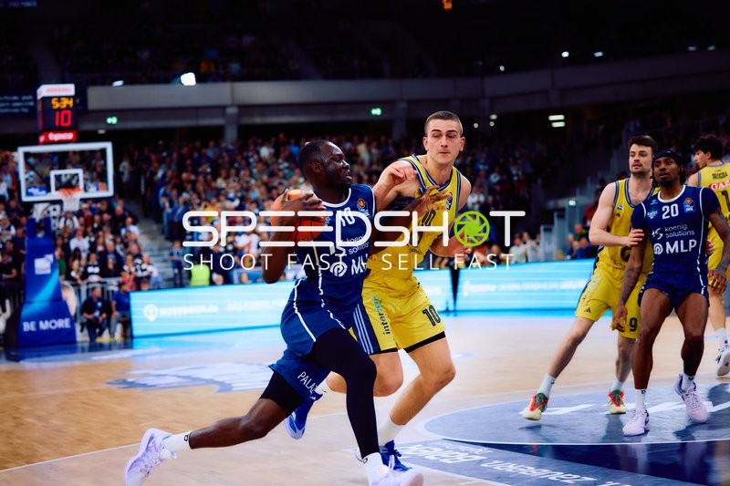 Bakary Dibba (10, MLP Academics Heidelberg) dribbelt, Tim Schneider (10, Alba Berlin) verteidigt