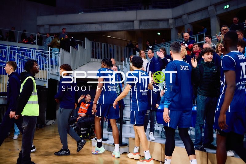 Spieler der MLP Academics Heidelberg interagieren mit Zuschauern