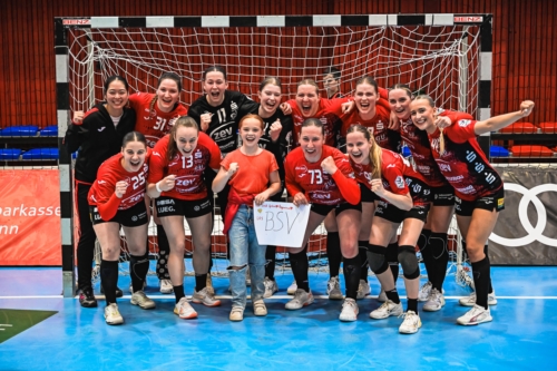 Jubel mit Victoria Hasselbusch (31; BSV Sachsen Zwickau) und Team