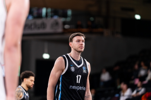 Szene mit Jan Niklas Wimberg (17; Veolia Towers Hamburg) und Leonard Thorpe Jr. (2; Veolia Towers Hamburg)