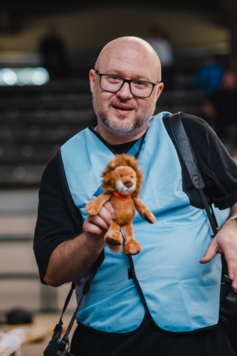 Person mit Plüschtier in der Sömmeringhalle