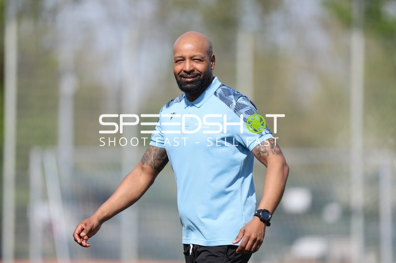 Gut gelaunter Mann auf dem Sportplatz