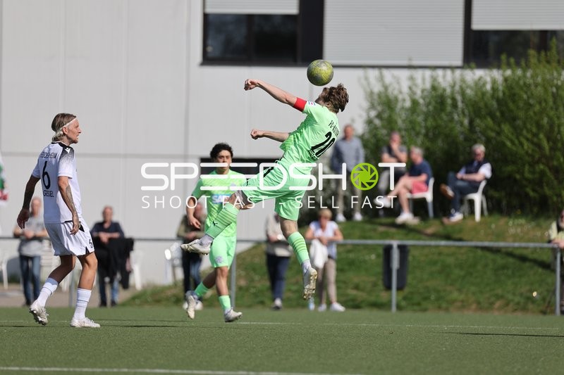 Esnaf Rejan Omerovic in Aktion mit Kopfball