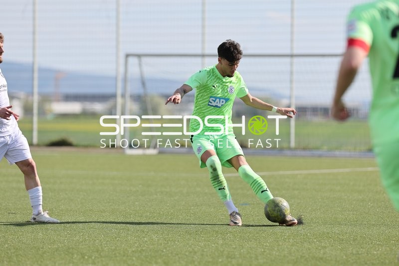 Spieler im grünen Trikot passt den Ball