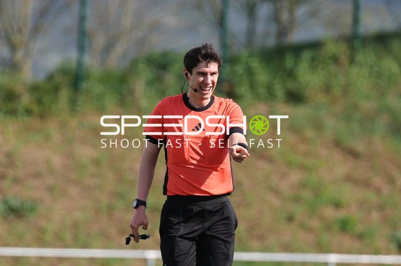 Schiedsrichter leitet das Spiel