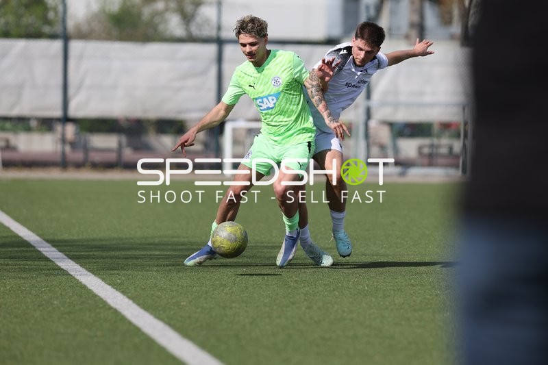 Intensiver Zweikampf im Spiel FV Fortuna Heddesheim gegen FC-Astoria Walldorf II