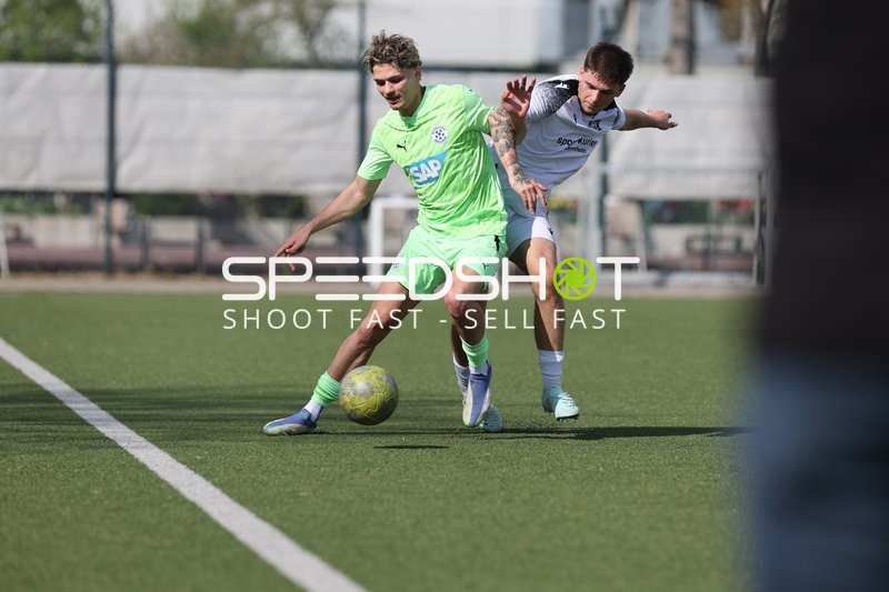 Zweikampf entlang der Seitenlinie