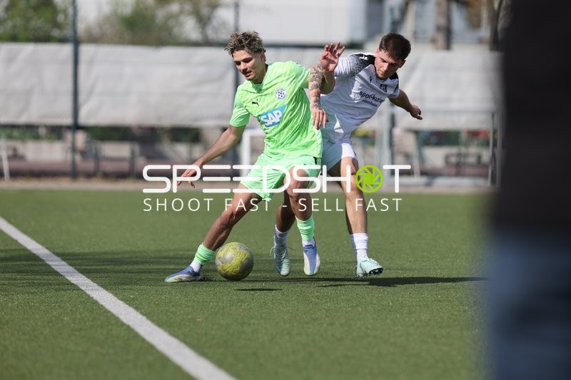 Zweikampf um den Ball im Spiel zwischen FV Fortuna Heddesheim und FC-Astoria Walldorf II