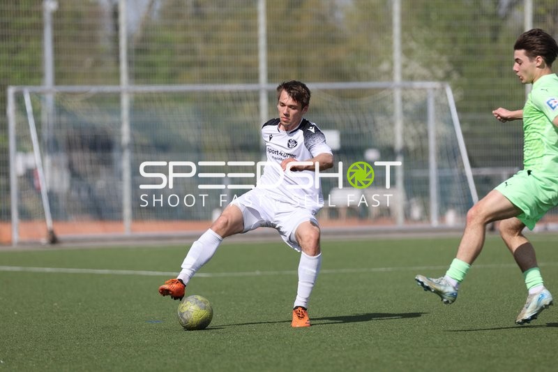 Spieler von FV Fortuna Heddesheim spielt den Ball