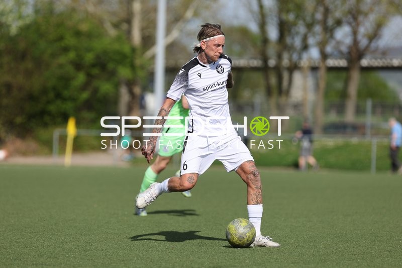 FV Fortuna Heddesheim Spieler passt den Ball