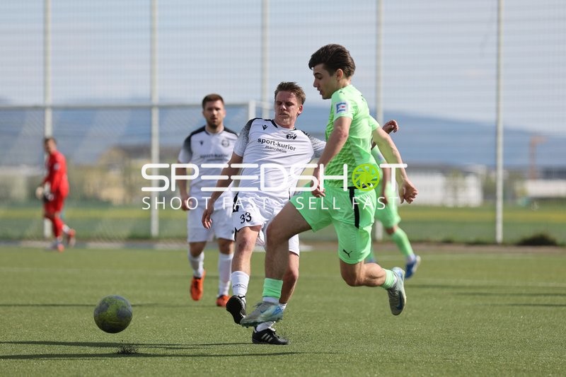 FV Fortuna Heddesheims Spieler Nummer 33 beim Dribbling