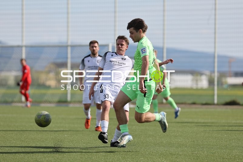 FV Fortuna Heddesheim Spieler mit Nummer 33 im Dribbling