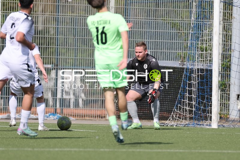 Spieler von Walldorf II vorbereitet Pass vor dem Tor