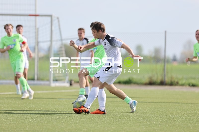 Zweikampf zwischen Spielern der FV Fortuna Heddesheim und FC-Astoria Walldorf II