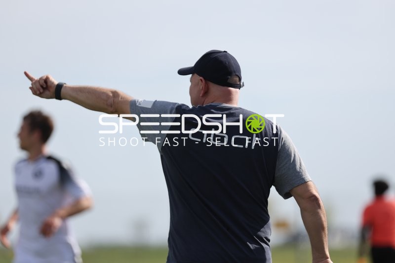 Trainer gibt Anweisungen auf dem Spielfeld