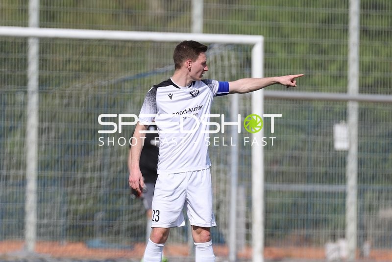 Spieler von FV Fortuna Heddesheim zeigt Richtung Spielfeld