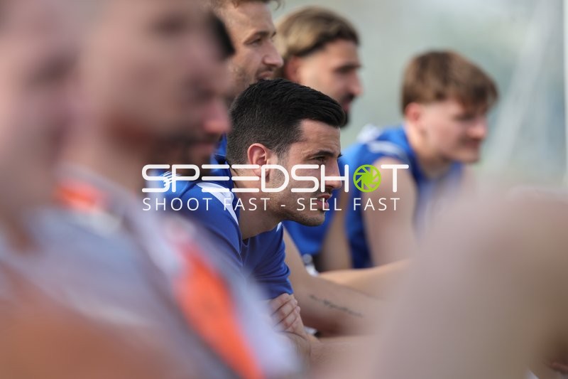 Spieler der FV Fortuna Heddesheim konzentriert vor Spielbeginn