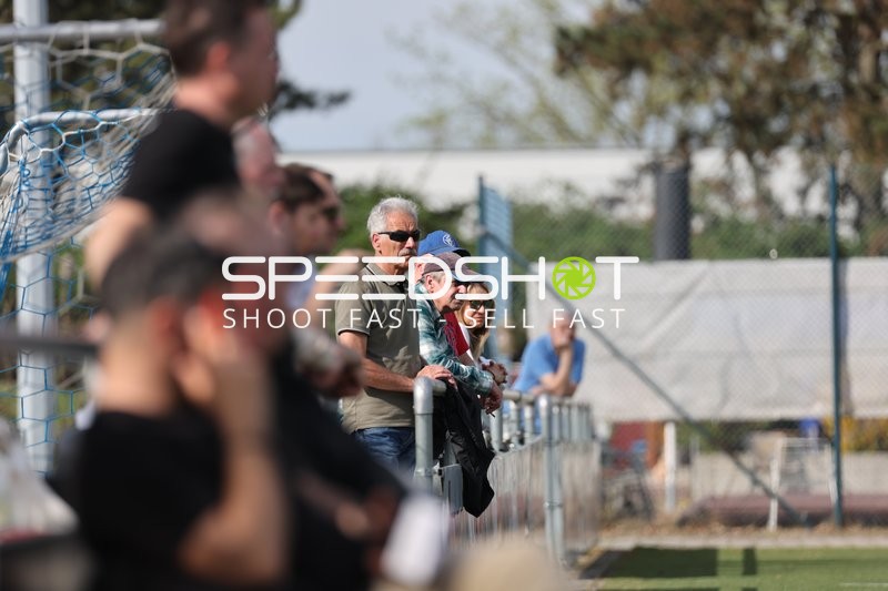 Zuschauer beobachten das Spiel