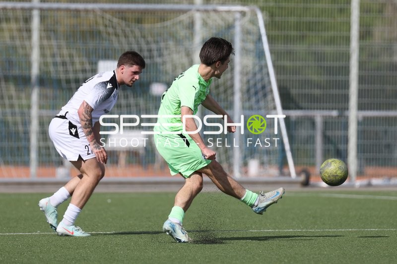 Spieler von FC-Astoria Walldorf II beim Schuss