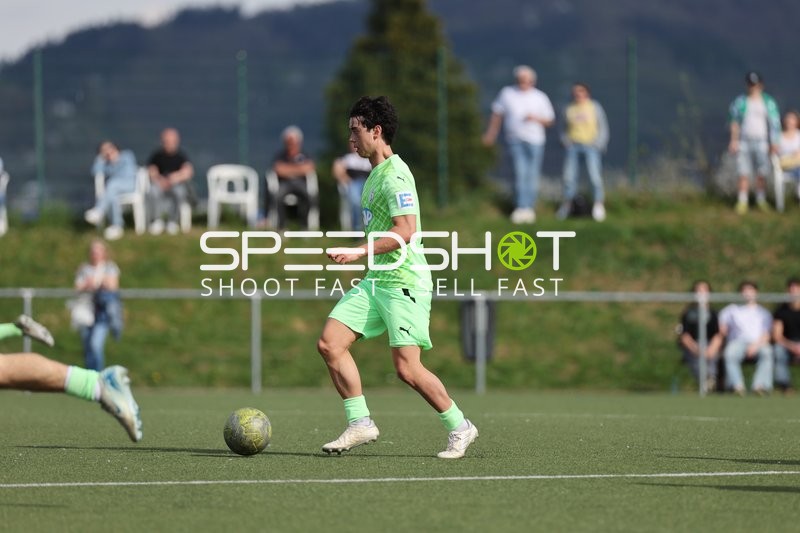 Spieler von FC-Astoria Walldorf II in Ballbesitz