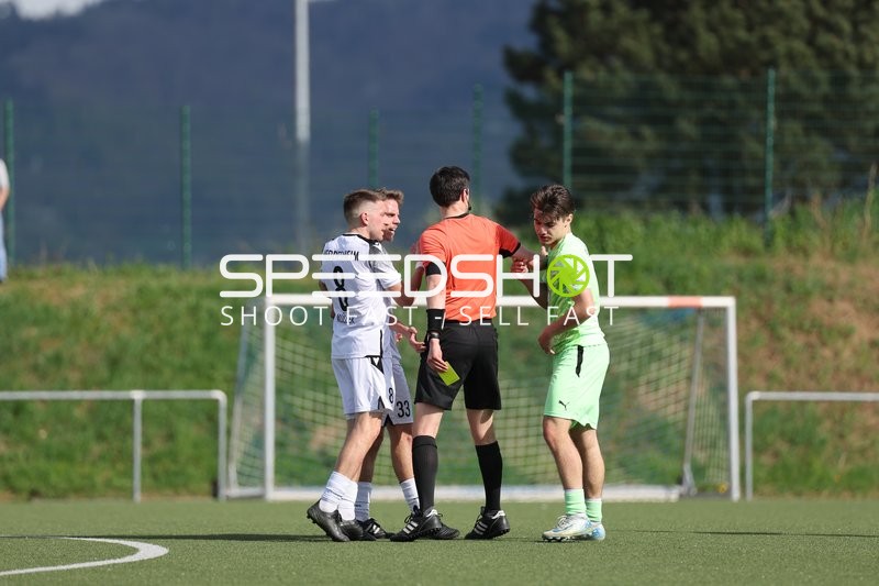 Diskussion mit Schiedsrichter