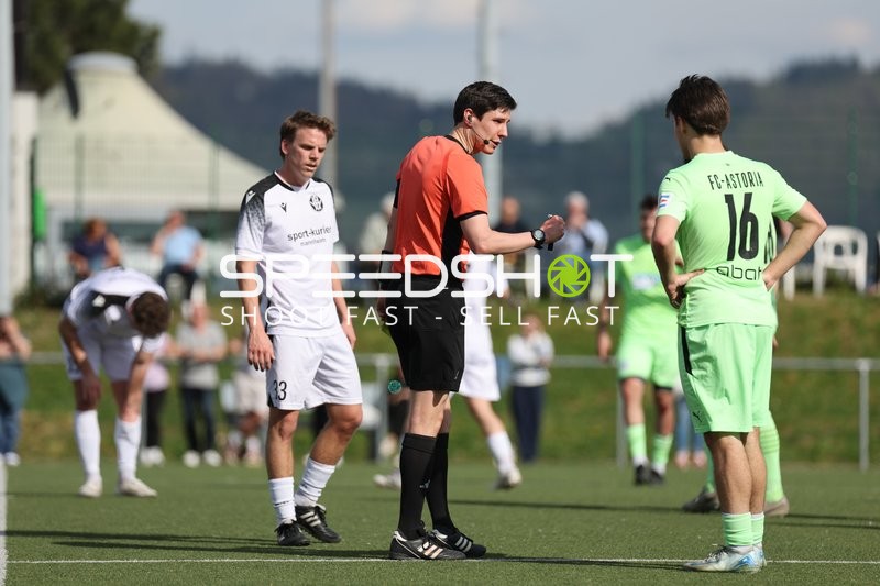 Schiedsrichterdiskussion zwischen Spielern und Offiziellen