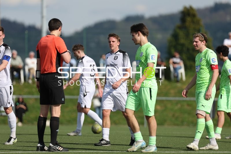 Spieler in Diskussion mit Schiedsrichter