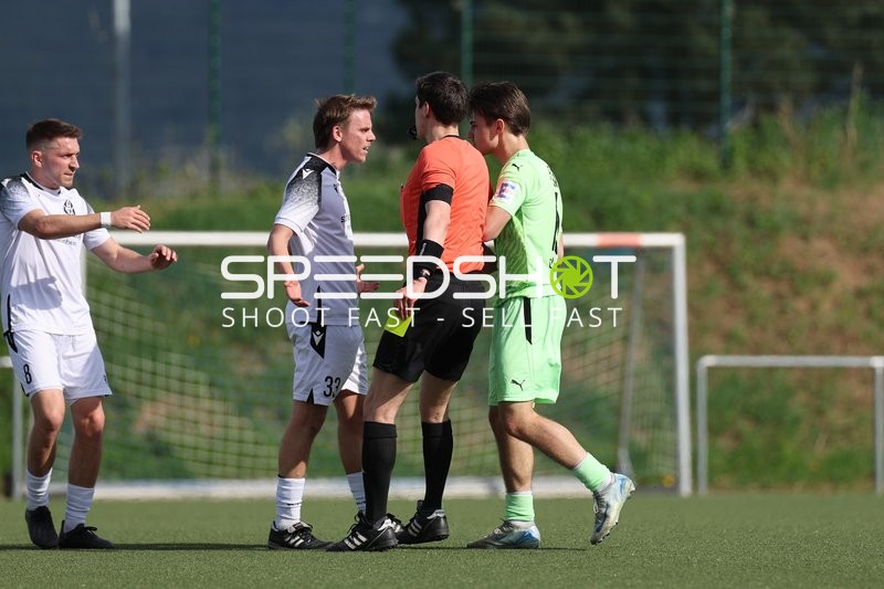 Diskussion mit dem Schiedsrichter während des Spiels