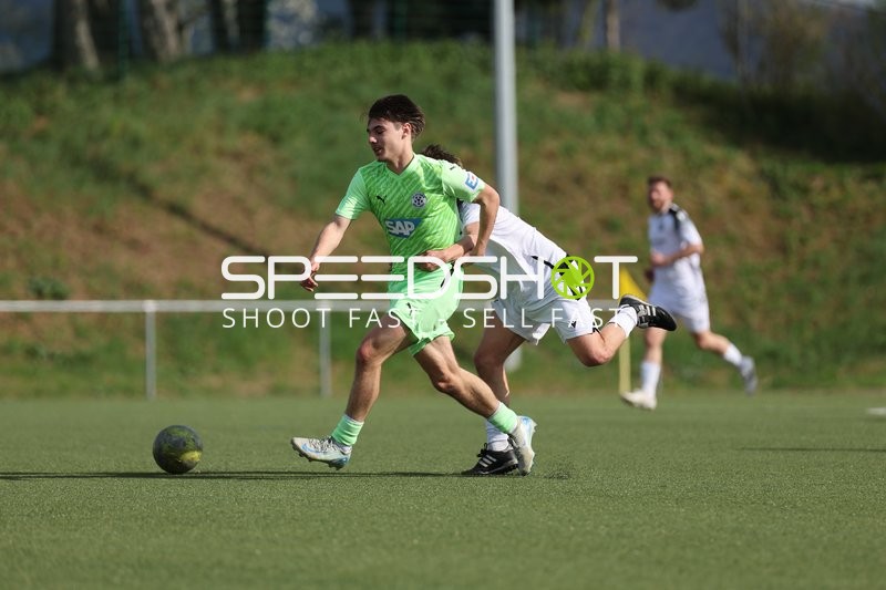 Intensiver Zweikampf zwischen FC-Astoria Walldorf II und FV Fortuna Heddesheim