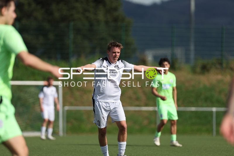 Max Mustermann gestikuliert im Spiel