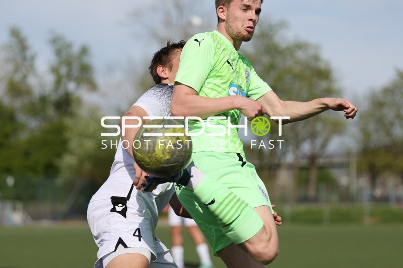 Intensiver Kopfballzweikampf