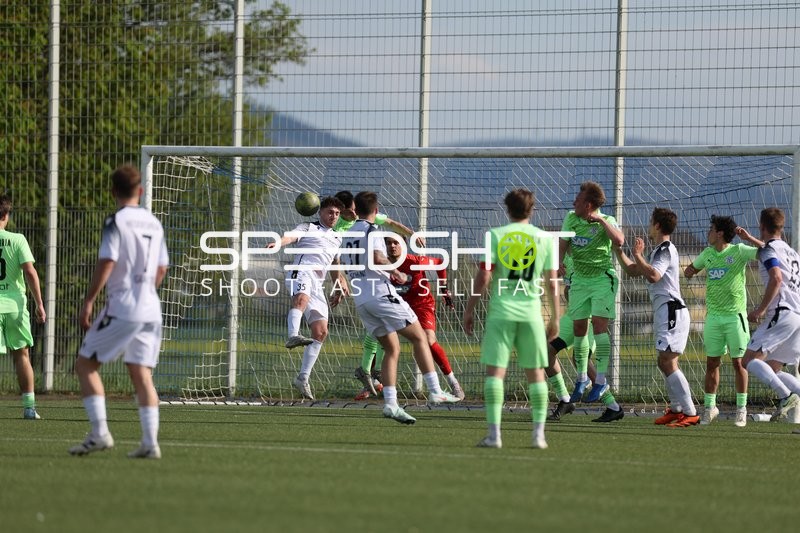 Kopfball im Strafraum