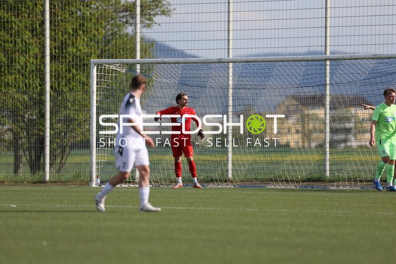 Torwart in Aktion vor dem Tor