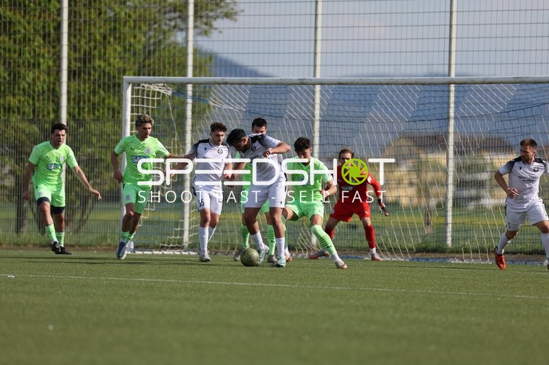 Intensiver Zweikampf vor dem Tor