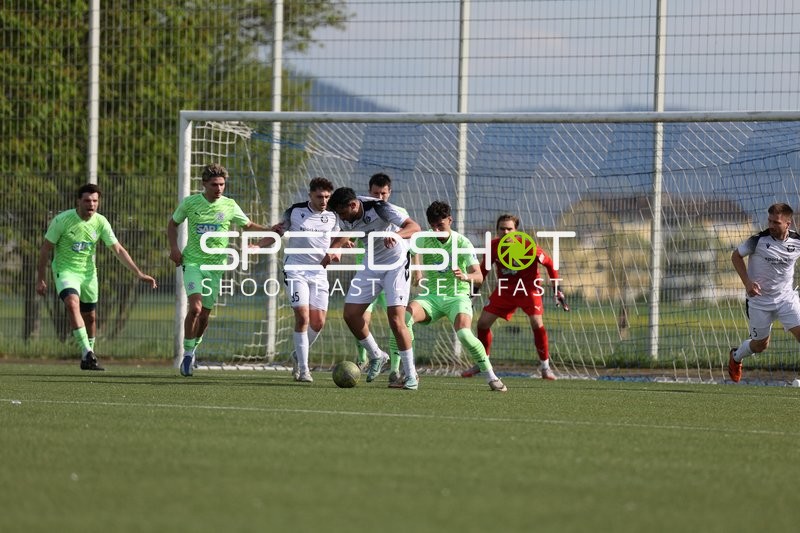 Intensiver Zweikampf am Strafraum