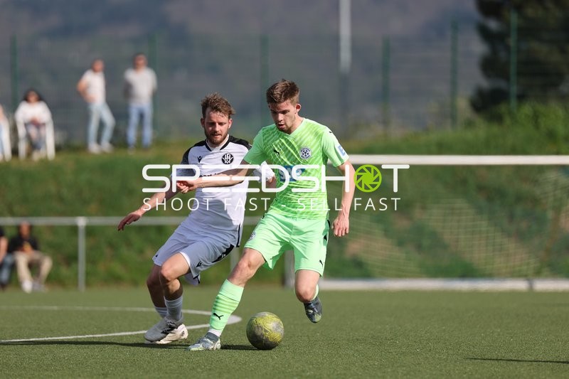 Intensives Dribbling auf dem Rasen