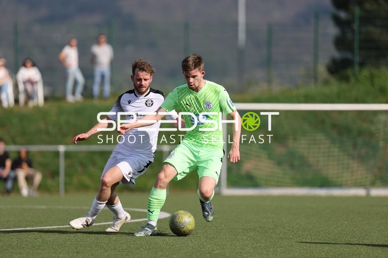 Spieler von FC-Astoria Walldorf II sprintet mit dem Ball